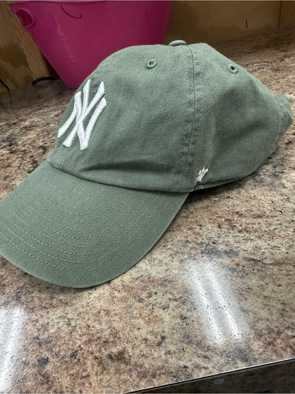 Men’s NY Yankees Olive Green Baseball Cap with White Logo
